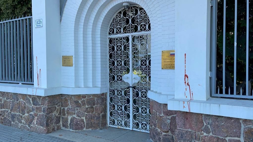 Zeď u vchodu do ruského konzulátu v Brně někdo postříkal kečupem